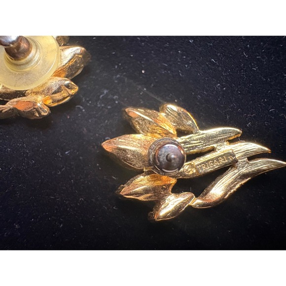 Vintage Trifari Mid-Century Modern Gold Tone Marquise Leaf Crawler Post Earrings - Picture 4 of 6